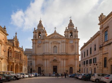 Mdina, Malta - 15 Ekim 2016: Şehir katedral Meydanı