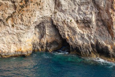 Mavi Mağara kireçtaşı uçurumun, Malta Adası'nın görkemli doğa Simgesel Yapı