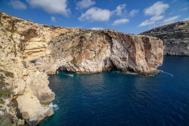 Mavi Mağara kireçtaşı uçurumun, Malta Adası'nın görkemli doğa Simgesel Yapı