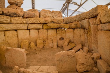 HAGAR QUIM, MALTA - 16 Ekim 2016: Tarih öncesi tapınak, Malta adasının megalitik simgesi. İç görünüm.