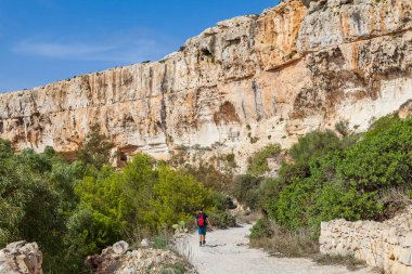 Malta adasının güney kıyısındaki kireçtaşı uçurumunda. Yaz güneşli bir gün. Panoramik görünüm.