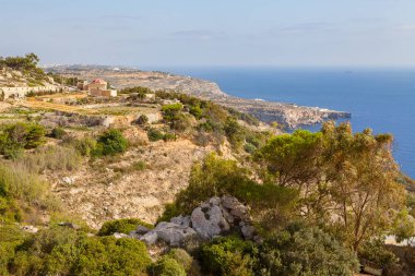 Malta adasının güney kıyısındaki kireçtaşı uçurumunda. Yaz güneşli bir gün. Panoramik deniz manzarası.