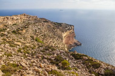 Malta adasının kireçtaşı kayaları ve gök mavisi denizi. Panoramik görünüm.