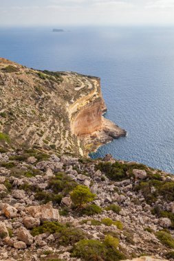Malta adasının kireçtaşı kayaları ve gök mavisi denizi. Panoramik görünüm.