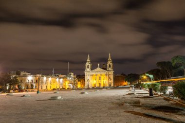 Gece yarısı St. Publius 'un güzel kilisesi. Malta