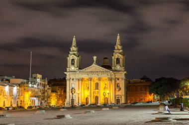 Gece yarısı St. Publius 'un güzel kilisesi. Malta