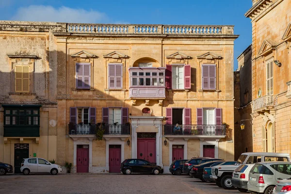 Mdina, Malta - 15 Ekim 2016: Güneşli bir gün, eski şehir sokaklarında. Araba ile kare.