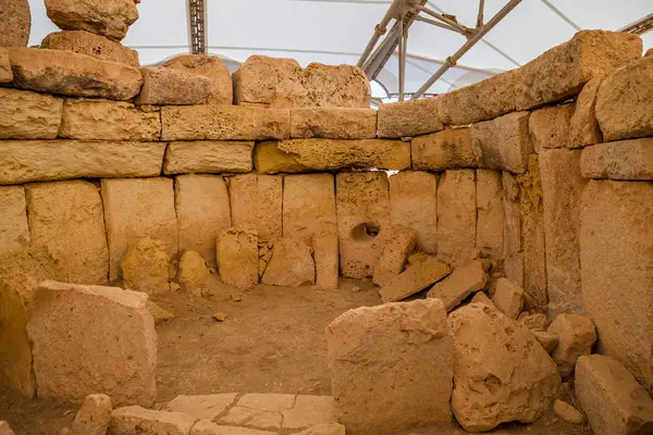 HAGAR QUIM, MALTA - 16 Ekim 2016: Tarih öncesi tapınak, Malta adasının megalitik simgesi. İç görünüm.