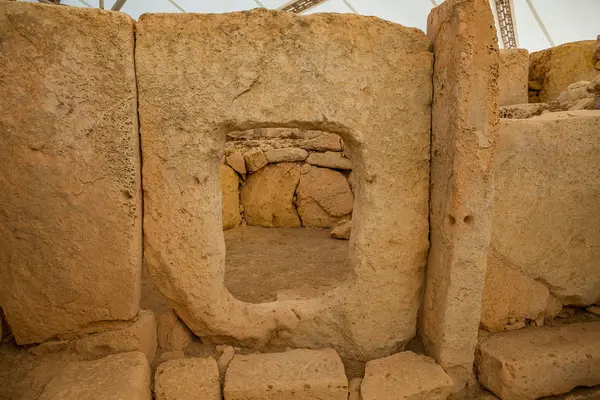 HAGAR QUIM, MALTA - 16 Ekim 2016: Tarih öncesi tapınak, Malta adasının megalitik simgesi. İç görünüm.