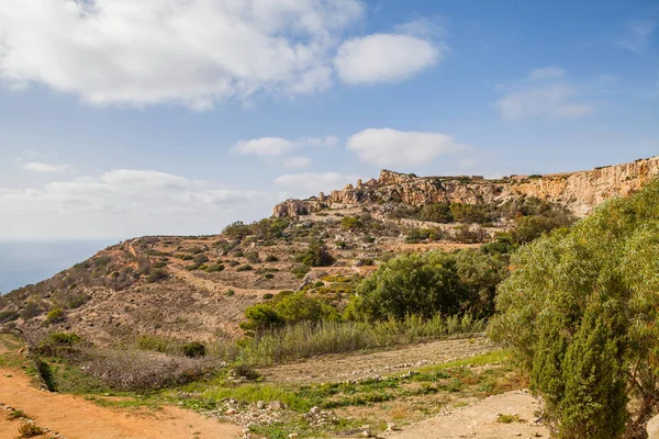 Malta adasının güney kıyısındaki kireçtaşı uçurumunda. Yaz güneşli bir gün. Panoramik görünüm.