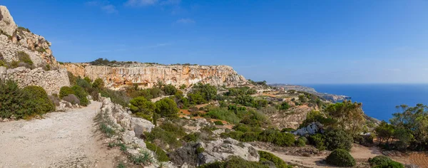 Malta adasının güney kıyısındaki kireçtaşı uçurumunda. Yaz güneşli bir gün. Panoramik görünüm.