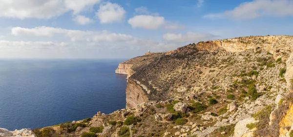 Malta adasının güney kıyısındaki kireçtaşı uçurumunda. Yaz güneşli bir gün. Panoramik deniz manzarası.
