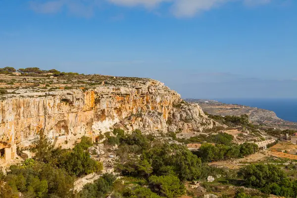 Malta adasının kireçtaşı kayaları ve gök mavisi denizi. Panoramik görünüm.