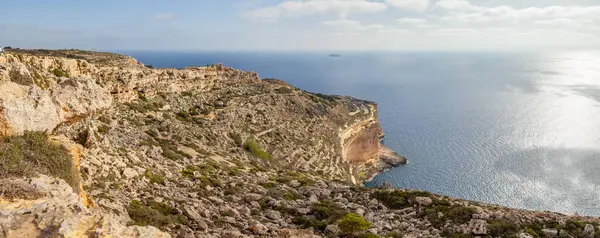 Malta adasının kireçtaşı kayaları ve gök mavisi denizi. Panoramik görünüm.