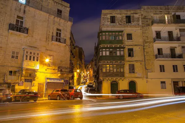 VALETTA, MALTA - 20 Ekim 2016: Derin gece trafiği. Gece manzarası. Kapat.