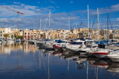 Msida, Malta - 19 Ekim 2016: Birçok güzel tekne ile cityscape küçük limanında arka planda
