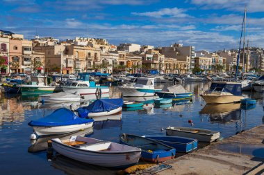 Msida, Malta - 19 Ekim 2016: Birçok güzel tekne ile cityscape küçük limanında arka planda