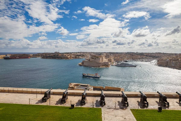 Valletta, Malta - 16. října 2016: Zdravení baterie. Grand Harbor — Stock fotografie