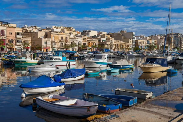 Msida, Malta - 19 Ekim 2016: Birçok güzel tekne ile cityscape küçük limanında arka planda