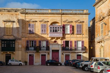 Mdina, Malta - 15 Ekim 2016: Güneşli bir gün, eski şehir sokaklarında. Araba ile kare.