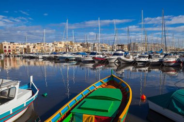 Msida, Malta - 19 Ekim 2016: Birçok güzel tekne ile cityscape küçük limanında arka planda