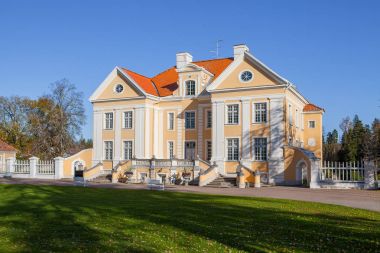 Palmse, Estonya - 20 Ekim 2016: Zengin Emlak güneşli yaz günü bir park ile.