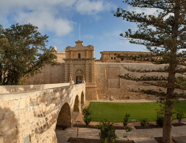 Mdina city gates. Old fortress. Malta. Sunny summer day. — Stock Photo, Image