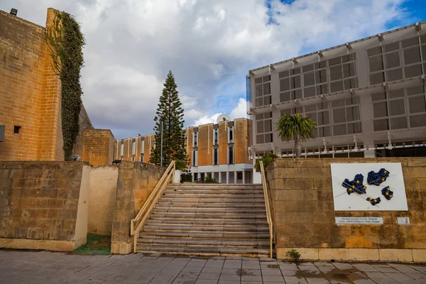 Malta - 18 Ekim 2016: Malta Üniversitesi mimarisi. Merdiven ile girin.