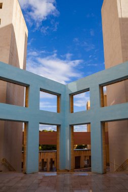 Malta - 18 Ekim 2016: Malta Üniversitesi mimarisi. Sütunlarla Portal.