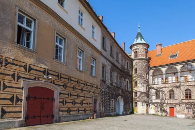 Çek Cumhuriyeti 'nin Hruba Skala Şatosu' ndaki avlu ve köşe kulesi. Yaz zamanı..