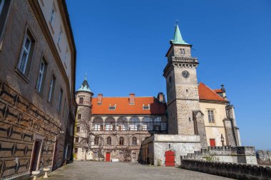 Avlu ve Çek Cumhuriyeti 'nin Hruba Skala Şatosu' nda bir kule. Yaz zamanı..