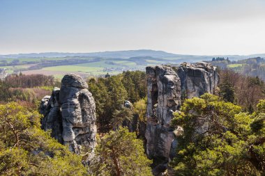 Kum taşı silueti ormandaki parmaklar gibi. Güneşli bir yaz günü. Hruba skala veya Bohemian Cennet Parkı.