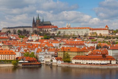 Prag, Çek Cumhuriyeti 'ndeki Prag kalesi ve Vltava nehrinin panoramik manzarası