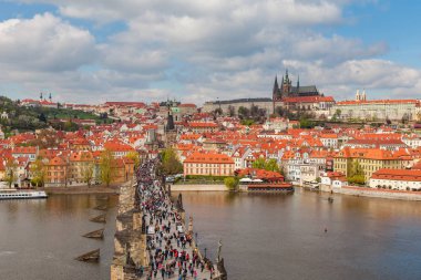 Çek Cumhuriyeti Prag 'daki Charles Köprüsü, Prag Kalesi ve Vltava Nehri' nin panoramik manzarası
