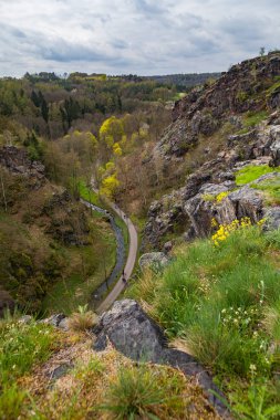 Prag 'da bahar zamanı Divoka Sarka vadisi ve dik kayalıklar. Şehirde vahşi doğa parkı.