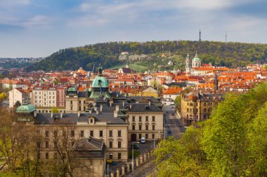 Prag çatıları. Kırmızı çatıları olan Mala Strana alan mimarisinin güzel hava manzarası.