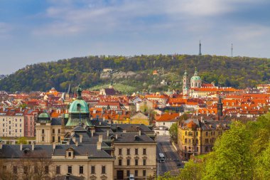 Prag çatıları. Kırmızı çatıları olan Mala Strana alan mimarisinin güzel hava manzarası.