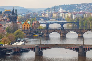 Vltava nehri üzerindeki Prag köprülerinin olağanüstü manzarası. Gündüz, bahar mevsimi.