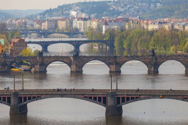 Vltava nehri üzerindeki Prag köprülerinin olağanüstü manzarası. Gündüz, bahar mevsimi.