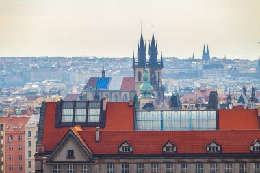 Prag çatıları. Kırmızı çatıları ve katedrali olan tarihi merkez mimarisinin güzel hava manzarası