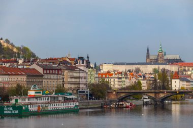 PRAG, CZECH REPUBLIC - 24, 2017: yolcu gemisi ve Charles Köprüsü ve Kale ile Vltava nehrinin görüntüsü