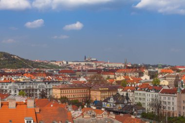 Prag silueti, duvar, kale ve yaşam blokları kırmızı çatılar. Bahar güneşli gün.