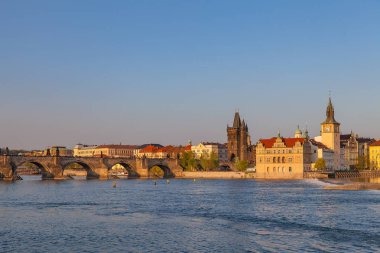Charles Köprüsü ve Çek Cumhuriyeti 'nin eski Prag kasabası üzerinde gün batımı. Güzel yaz anları.