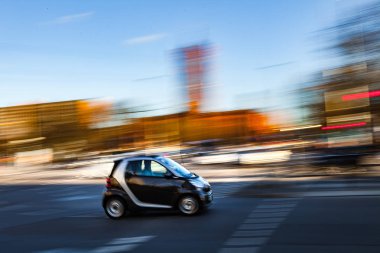 BERLİN, ALMANY - 21 Şubat 2017: Küçük akıllı elektrikli araba trafiği sorunsuz. Araba trafiğinin geleceği. Hareket bulanık.