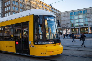 BERLİN, Almanya - 21 Şubat 2017: başkentin müthiş sarı tramvayları. Hareket bulanıklığı ile özel efekt çekimi