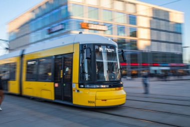 BERLİN, Almanya - 21 Şubat 2017: başkentin müthiş sarı tramvayları. Hareket bulanıklığı ile özel efekt çekimi