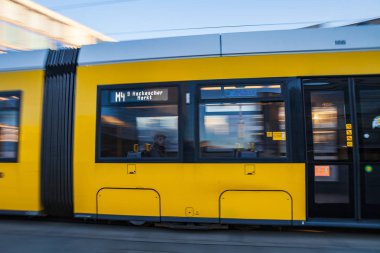 BERLİN, Almanya - 21 Şubat 2017: başkentin müthiş sarı tramvayları. Hareket bulanıklığı ile özel efekt çekimi