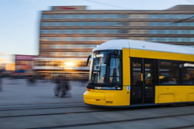 BERLİN, Almanya - 21 Şubat 2017: başkentin müthiş sarı tramvayları. Hareket bulanıklığı ile özel efekt çekimi