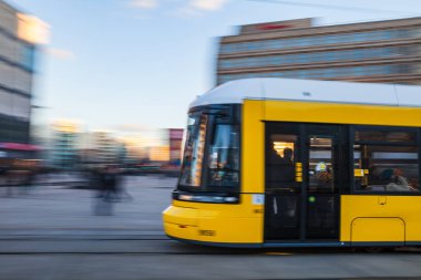 BERLİN, Almanya - 21 Şubat 2017: başkentin müthiş sarı tramvayları. Hareket bulanıklığı ile özel efekt çekimi