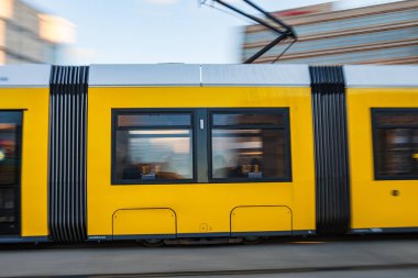 BERLİN, Almanya - 21 Şubat 2017: başkentin müthiş sarı tramvayları. Hareket bulanıklığı ile özel efekt çekimi